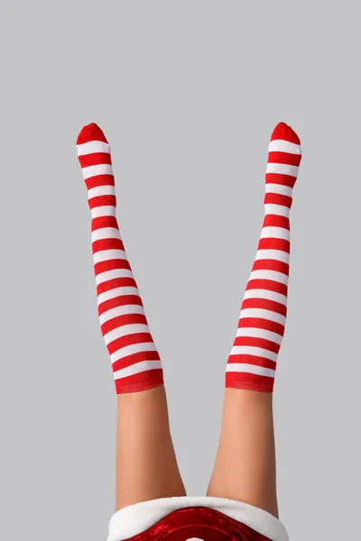 Beine Einer Sexy Jungen Frau Weihnachtsstrümpfen Auf Hellem Hintergrund — Stockfoto