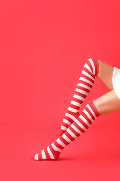 Gambe Sexy Giovane Donna Calze Natale Sfondo Colore — Foto Stock
