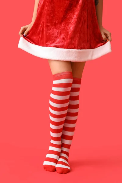 Σέξι Νεαρή Γυναίκα Χριστουγεννιάτικες Κάλτσες Στο Φόντο Χρώμα — Φωτογραφία Αρχείου