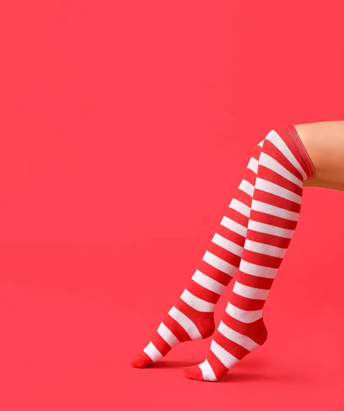 Gambe Sexy Giovane Donna Calze Natale Sfondo Colore — Foto Stock