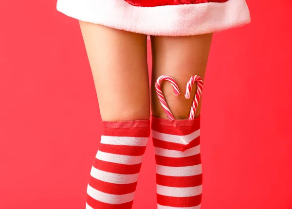 Σέξι Νεαρή Γυναίκα Χριστουγεννιάτικες Κάλτσες Και Καραμέλες Στο Φόντο Χρώμα — Φωτογραφία Αρχείου
