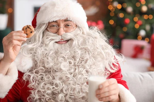 Santa Claus Comiendo Sabrosas Galletas Con Leche Casa —  Fotos de Stock