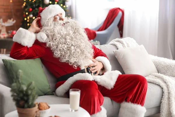 Joyeux Père Noël Assis Sur Canapé Maison — Photo