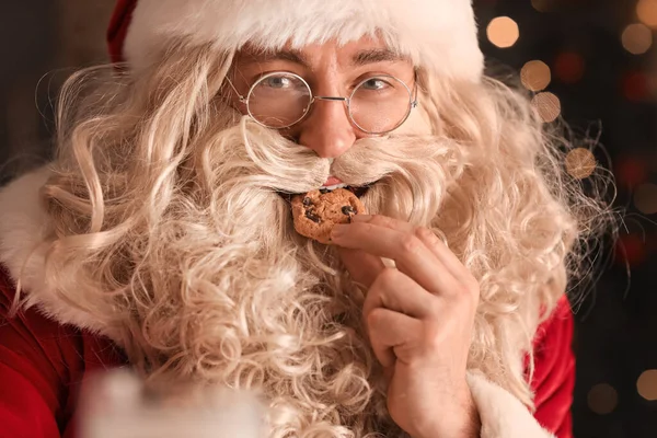 Święty Mikołaj Smaczne Ciasteczka Domu Wieczorem — Zdjęcie stockowe