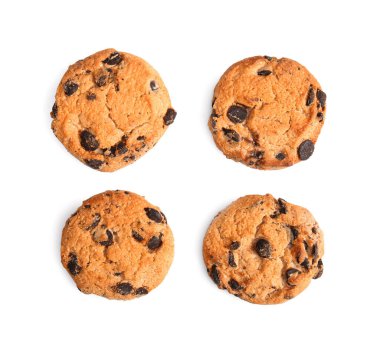 Beyaz arka planda lezzetli çikolatalı kurabiyeler.