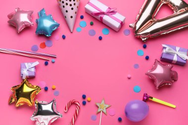 Pembe arka planda balonları olan parti setinden yapılmış çerçeve