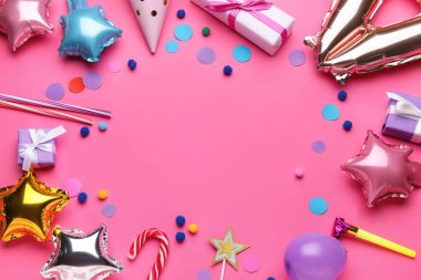 Pembe arka planda balonları olan parti setinden yapılmış çerçeve