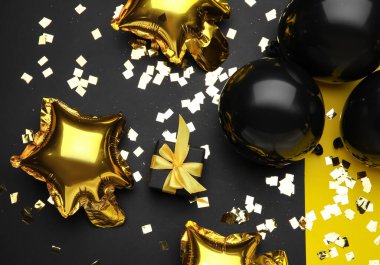 Renkli arka planda güzel farklı balonlar