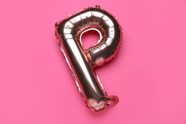 Pembe arka planda P harfi şeklinde balon
