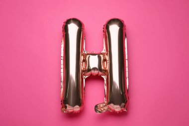 Pembe arka planda H harfi şeklinde balon