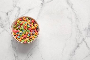 Açık arkaplanda renkli mısır gevreği halkaları