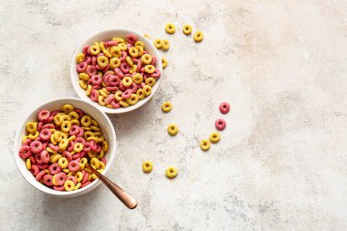 Açık grunge arka planda renkli mısır gevreği halkaları