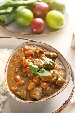 Masada lezzetli körili tabak, yakın plan.