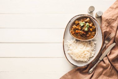 Lezzetli körili ve pirinçli tabak.