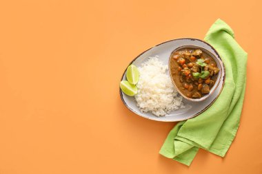 Lezzetli körili tabak ve arka planda pilav.