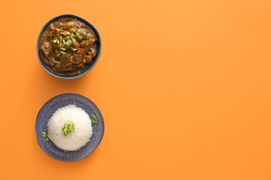 Renkli etli köri ve pilav.