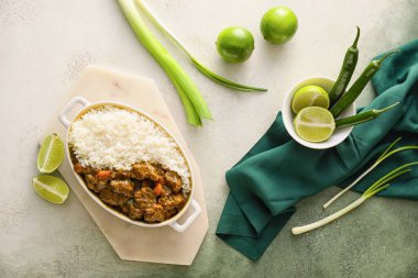 Arkaplanda lezzetli körili et tabağı.