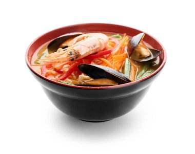 Beyaz arka planda bir kase lezzetli Tayland çorbası.