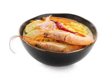 Beyaz arka planda bir kase lezzetli Tayland çorbası.