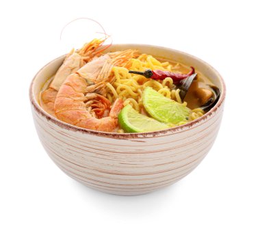 Beyaz arka planda bir kase lezzetli Tayland çorbası.