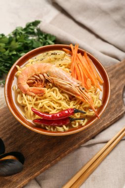 Bir kase baharatlı Tayland çorbası.