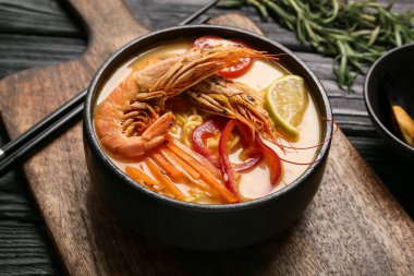 Bir kase baharatlı Tayland çorbası.