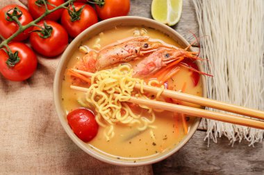 Bir kase baharatlı Tayland çorbası.