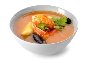 Beyaz arka planda bir kase baharatlı Tayland çorbası.