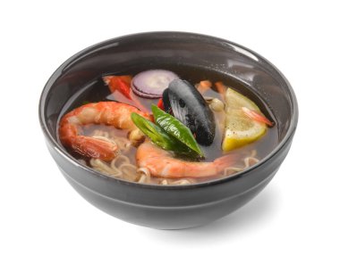 Beyaz arka planda bir kase baharatlı Tayland çorbası.