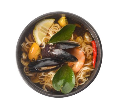 Beyaz arka planda bir kase baharatlı Tayland çorbası.