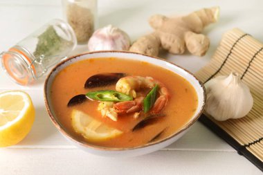 Bir kase baharatlı Tayland çorbası.