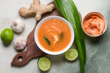 Bir kase baharatlı Tayland çorbası.