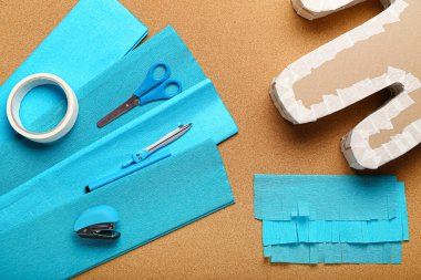 Renk arkaplanı üzerinde Meksika pinyatası hazırlama