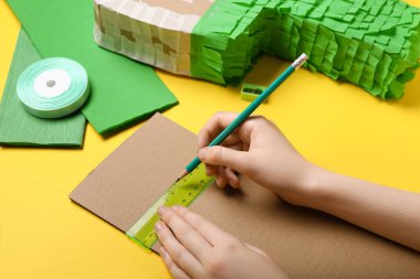 Geleneksel Meksika pinyatası yapan kadın