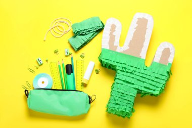 Renk arkaplanı üzerinde Meksika pinyatası hazırlama