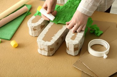 Masada geleneksel Meksika pinyatası yapan kadın.