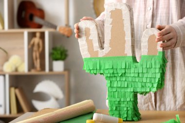 Masada geleneksel Meksika pinyatası yapan kadın.