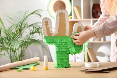 Masada geleneksel Meksika pinyatası yapan kadın.