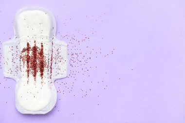 Konfeti ve regl pedi mor arka planda