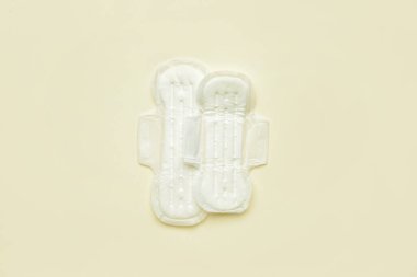 Hafif arkaplanda adet pedleri