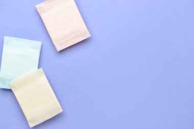 Mavi arka planda adet pedleri