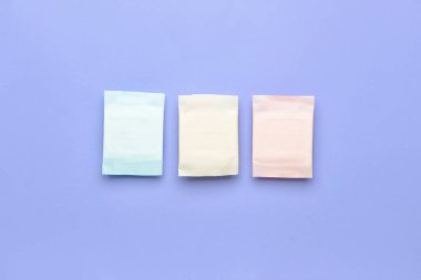 Mavi arka planda adet pedleri