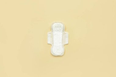 Sarı arkaplanda adet pedi