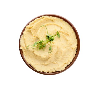 Beyaz arka planda lezzetli humus olan kase.