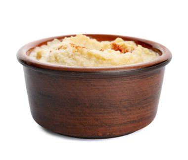 Beyaz arka planda lezzetli humus olan kase.