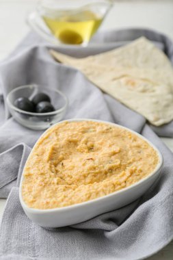 Masada lezzetli humus olan bir kase, yakın plan.