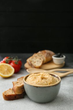 Masada lezzetli humus ve ekmek ile kase