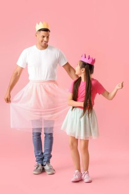 Dans eden adam ve küçük kızı renkli arka planda