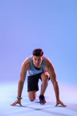 Renkli arka planda sportif erkek koşucu