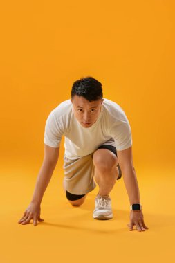 Renkli arka planda sportif erkek koşucu